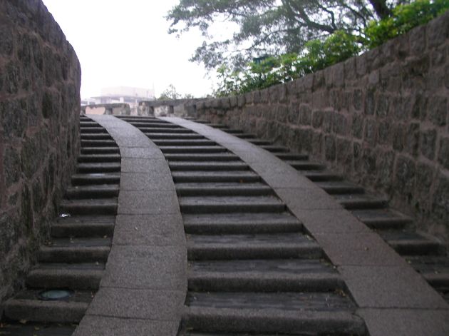 丘へと続く別の階段